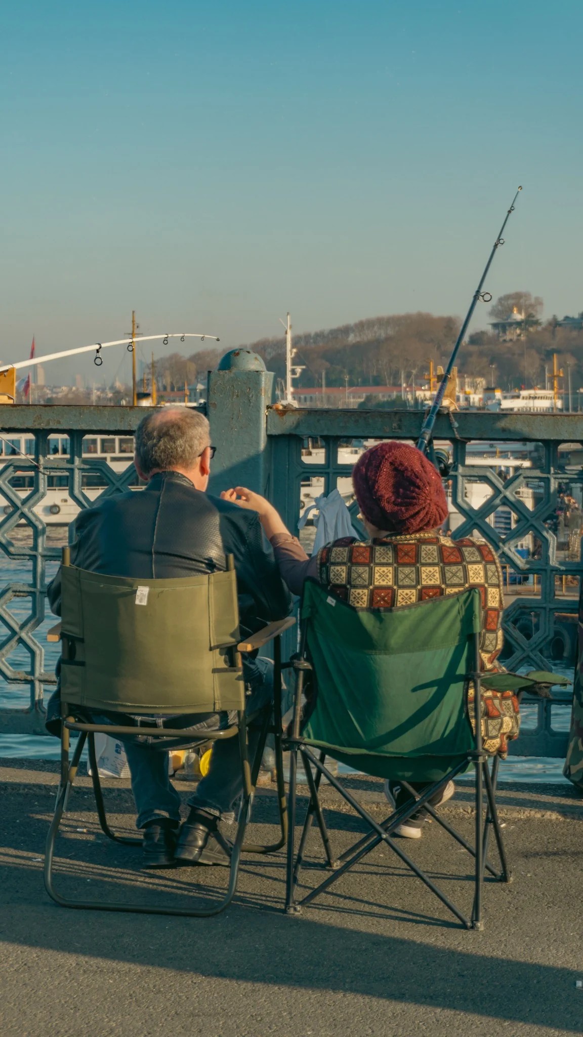 Pareja compartiendo una tarde al aire libre